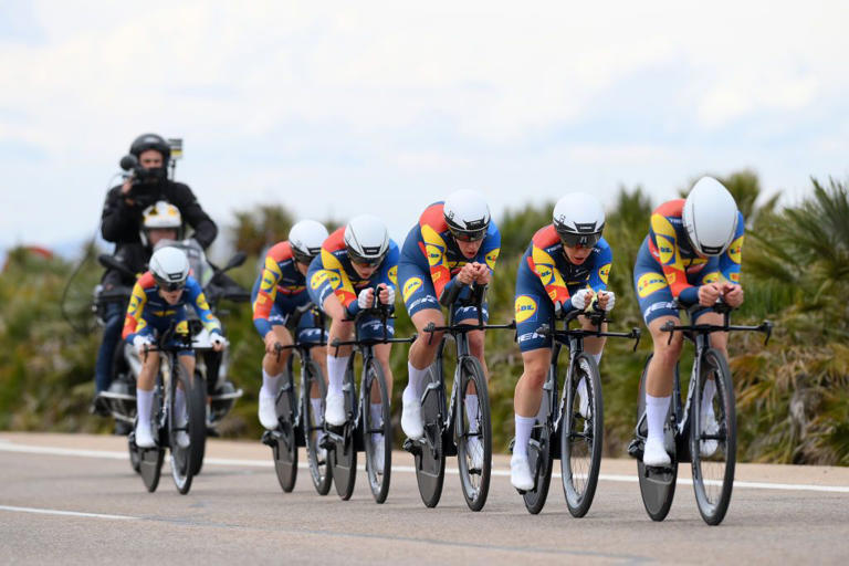  Lidl-Trek narrowly win opening team time trial at La Vuelta Femenina after late crash 