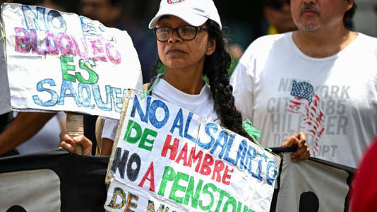 Professores protestam por aumento salarial na Venezuela