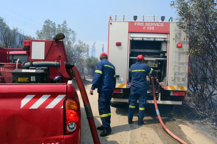 νίκαια: φωτιά σε μηχανάκι και αυτοκίνητα στην πέτρου ράλλη - έκλεισαν δρόμοι