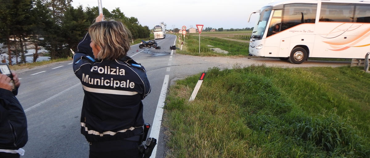 Si Schianta Con La Moto Contro Un’auto: Grave Motociclista 50enne