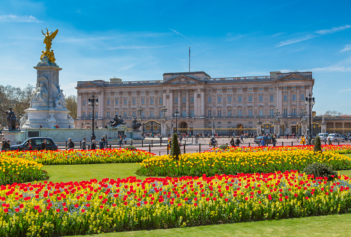 giant crown to be installed outside buckingham palace - here's what it will look like