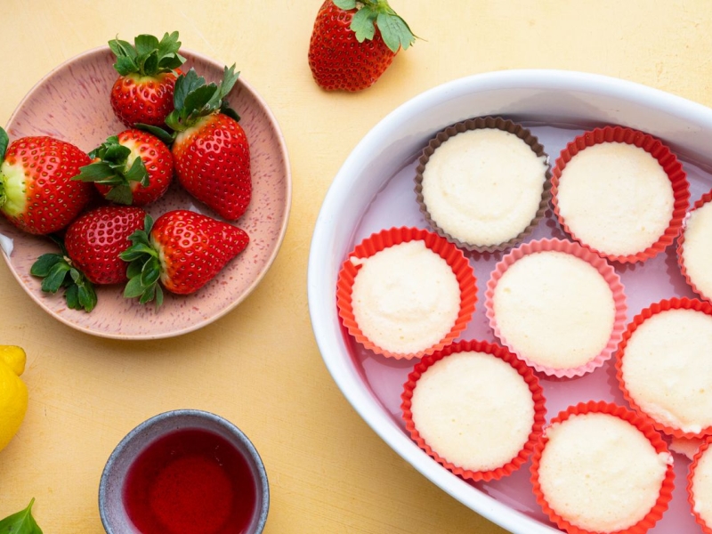 Ohne Mehl: Rezept für fluffige Käsekuchen-Törtchen mit Erdbeeren