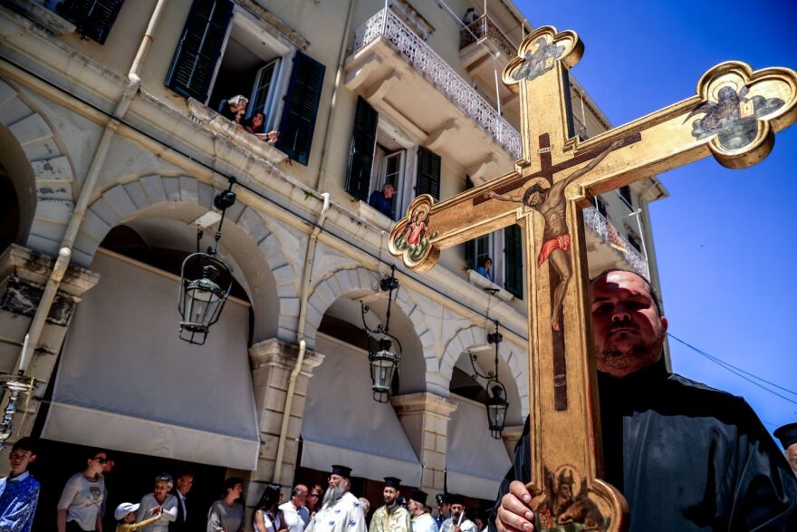 κέρκυρα: πλήθος κόσμου στη λιτανεία του σκηνώματος του άγιου σπυρίδωνα