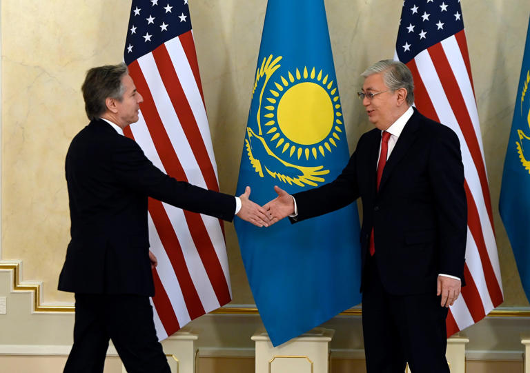 2023年2月28日，美国国务卿安东尼·布林肯在哈萨克斯坦阿斯塔纳的奥尔达总统府会见哈萨克斯坦总统托卡耶夫。Olivier Douliery/Pool 照片来自美联社