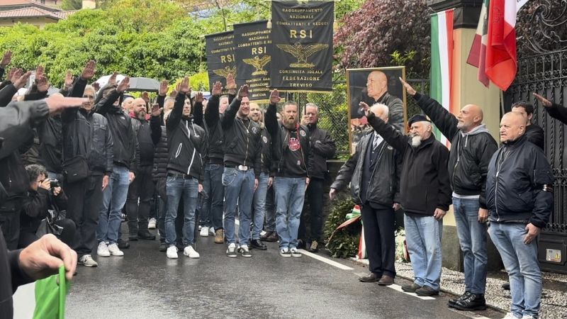 des néofascistes italiens commémorent le 79e anniversaire de la mort de mussolini