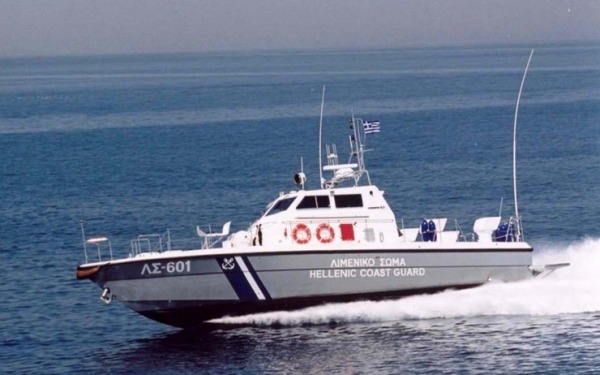 ενας νεκρός και τέσσερις αγνοούμενοι από ημιβύθιση σκάφους με μετανάστες στη σάμο