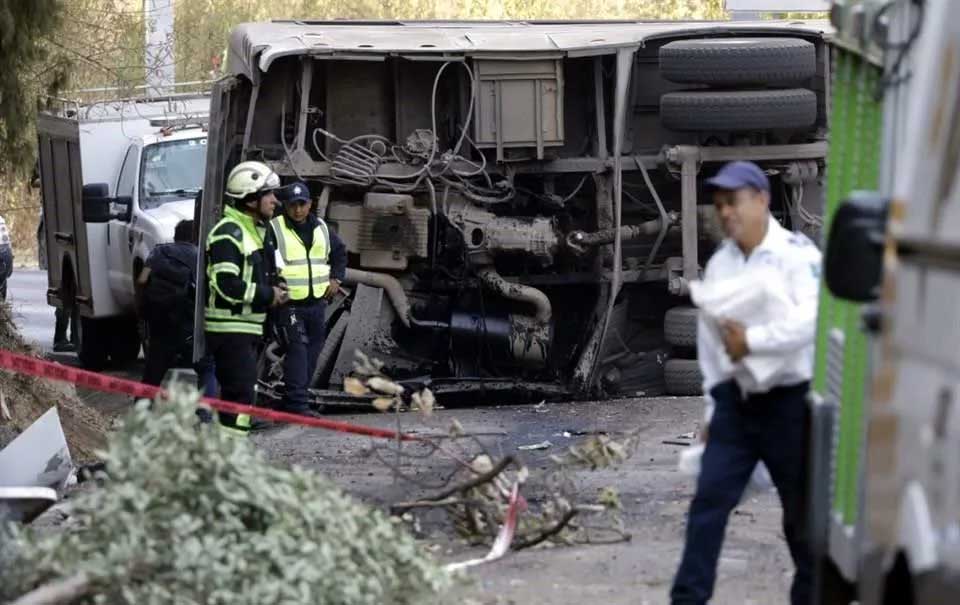 vuelca autobús con peregrinos en edomex; hay 14 muertos