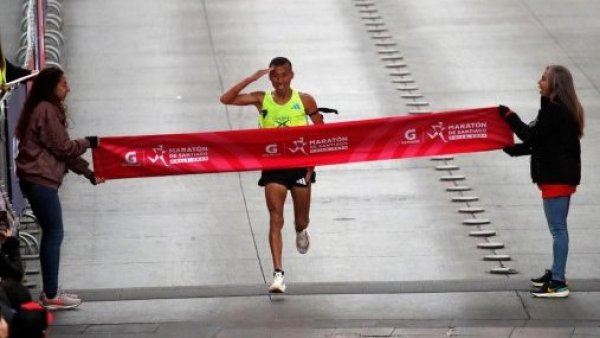 con homenaje a los mártires: sargento de carabineros es el primer chileno que llega a la meta en maratón de santiago 2024