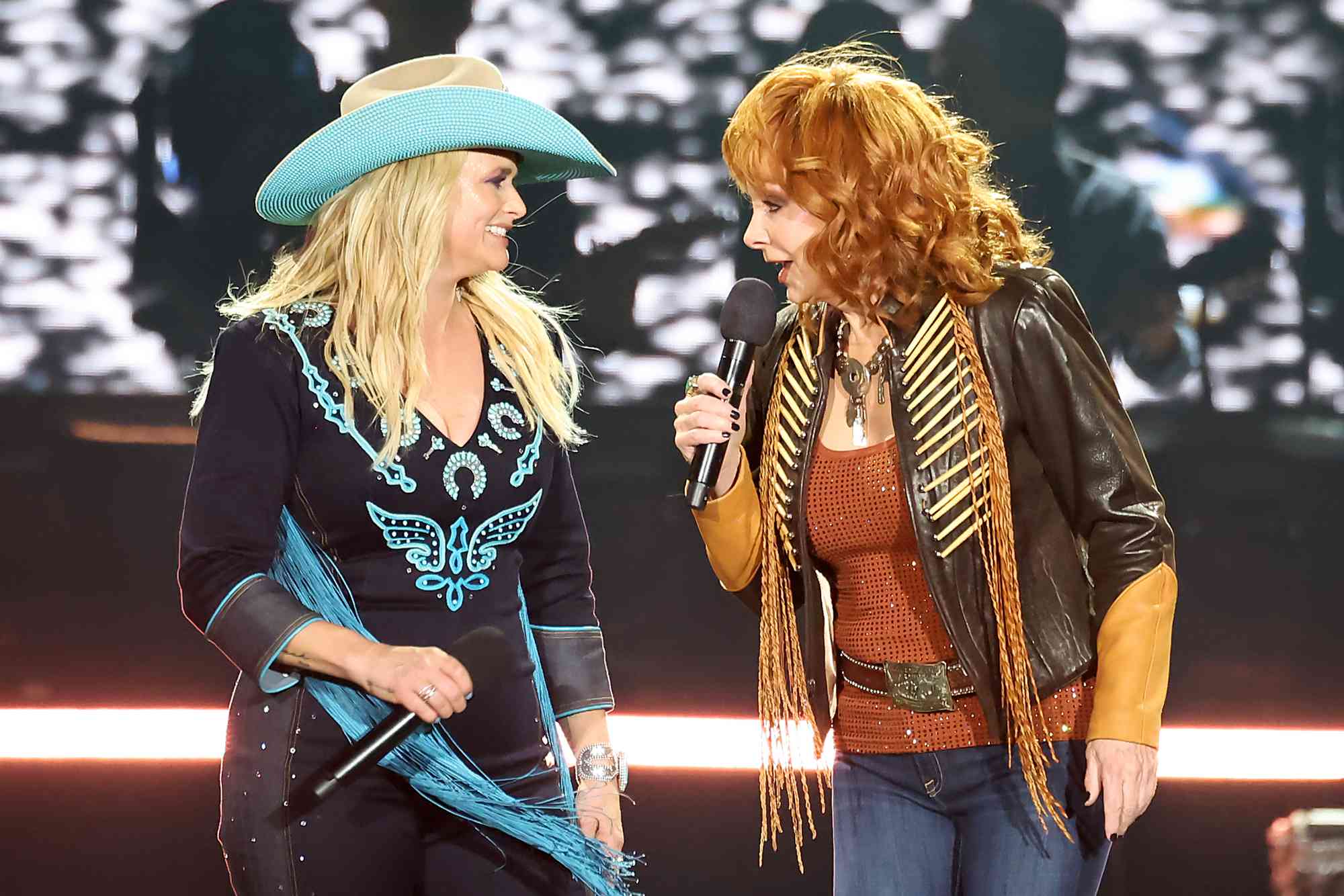 Miranda Lambert Brings Out Surprise Guest Reba McEntire To Close Out ...