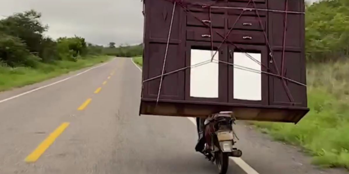 un motard transporte des objets insolites et des vidéos virales impressionnent même will smith