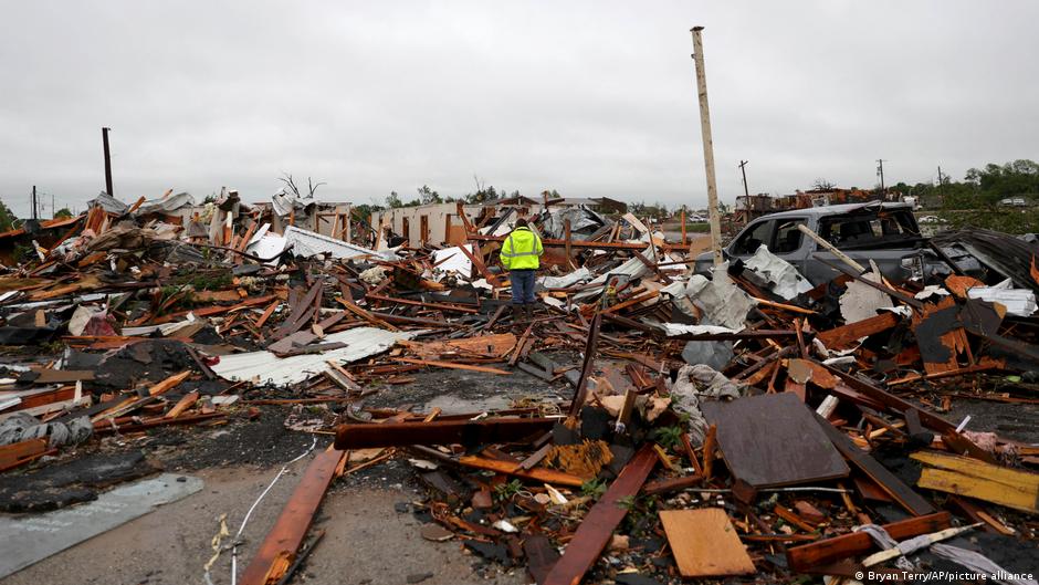 decenas de tornados causan muerte y destrucción en ee.uu.