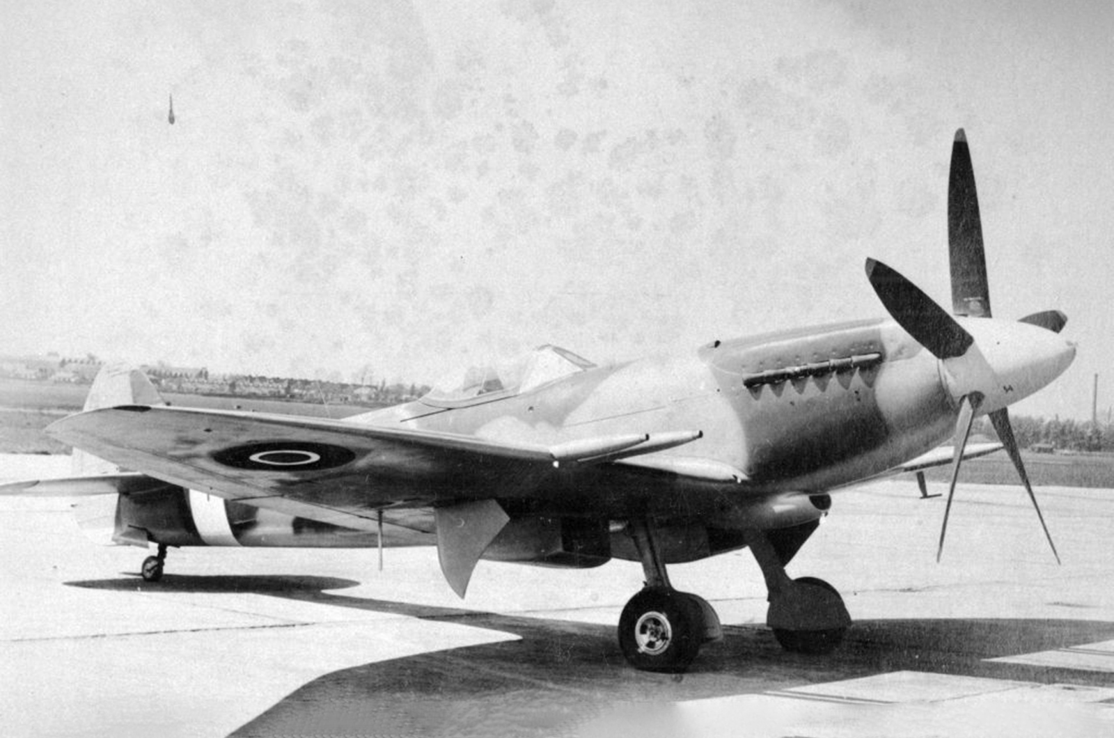<p>Les derniers Spitfire étaient-ils vraiment des <strong>Spitfire </strong>? Vu le peu de traces laissées par le Mk I, on peut dire que non, mais c'étaient de formidables bêtes dans leur propre genre. Avec une cellule relativement petite, deux fois plus de puissance que le Spitfire original et une aile modernisée, le Spitfire est resté un chasseur de classe mondiale jusqu'à la fin de son développement.</p><p>Le '24 était presque identique au '22, à l'exception de petits détails comme la longueur du canon. Les marques 21, 22 et 24 étaient considérées par Supermarine comme une cellule commune, mais le 24 représentera le "Super Spitfire" pour notre liste. </p>