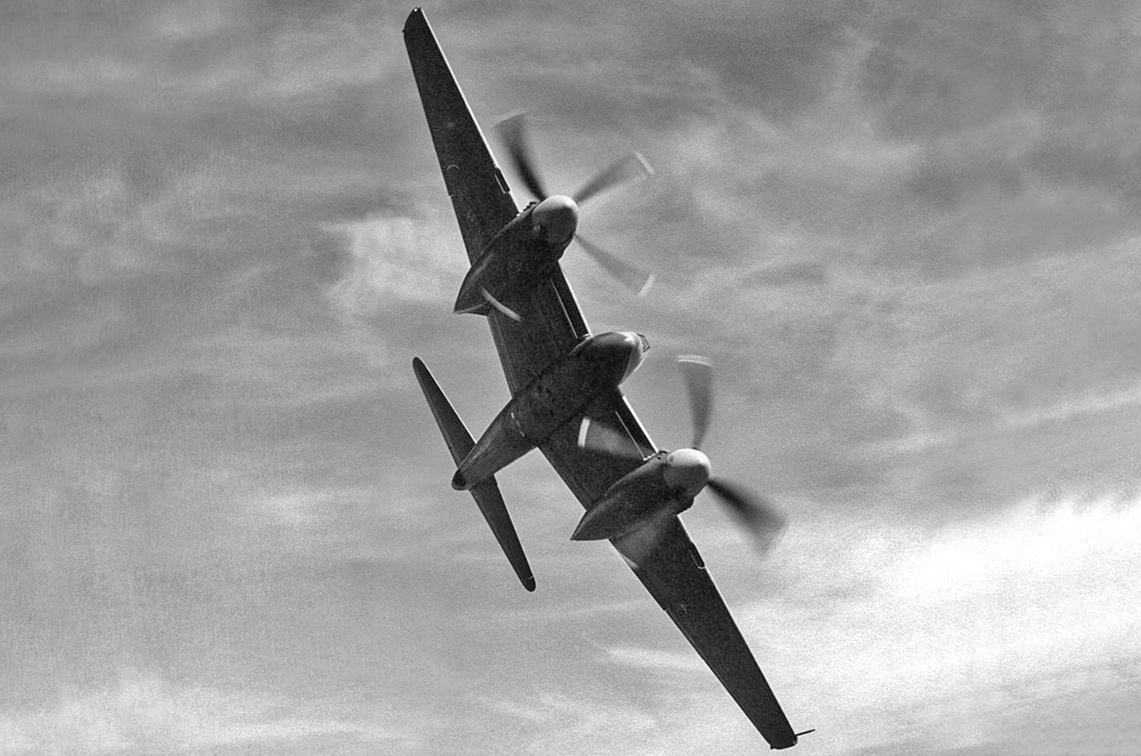 <p>Le Hornet (et la version <strong>Sea Hornet </strong>destinée aux porte-avions) était <em>l'</em>apogée de l'école minimaliste de conception d'avions de combat, qui, comme le <strong>Westland Whirlwind </strong>précédent, associait une <strong>surface mouillée </strong>minimale (la surface d'un avion qui rencontre l'air) à une puissance maximale. Le Hornet était un étonnant chef-d'œuvre de conception aéronautique.</p><p>Capable d'atteindre une vitesse fulgurante de 764 km/h et armé jusqu'aux dents de quatre canons de 20 mm, il disposait également d'un excellent rayon d'action et pouvait voler à de grandes hauteurs. Le Hornet était le meilleur chasseur britannique bimoteur jamais piloté.</p>
