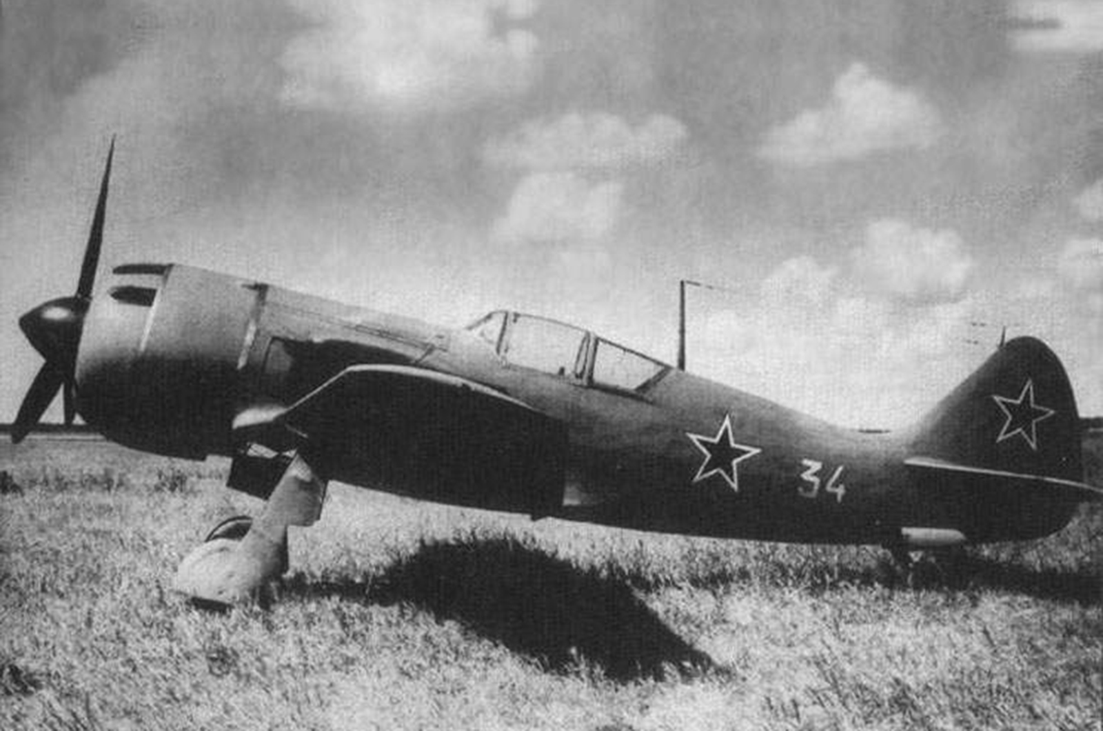 <p>Avec une vitesse de pointe impressionnante de 674 km/h et un armement à trois canons, le La-11 a su tirer profit d'une conception de base robuste datant de 1940. Il se distingue de la série de chasseurs agiles Yak, fabriqués par le bureau rival Yakovlev, qui s'est achevée avec le Yak-3 pendant la guerre.</p><p>Le succès du <strong>Lavochkin </strong>La-11 est dû au fait qu'il n'est arrivé qu'en 1947 et qu'il s'agissait d'un chasseur à moteur à pistons à l'ère des avions à réaction.</p>