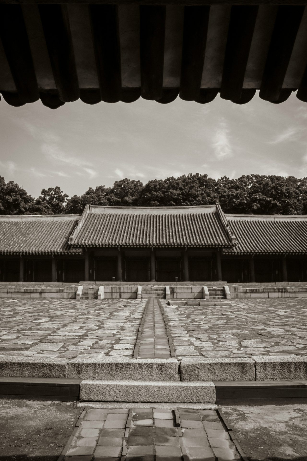 <p>Jongmyo Shrine is also a World Heritage Site, and the Jongmyo Festival held every May is also designated as an intangible heritage by UNESCO as the world's oldest ritual culture with a history of 500 years.</p> <p>Image: Hanvin Cheong / Unsplash</p>