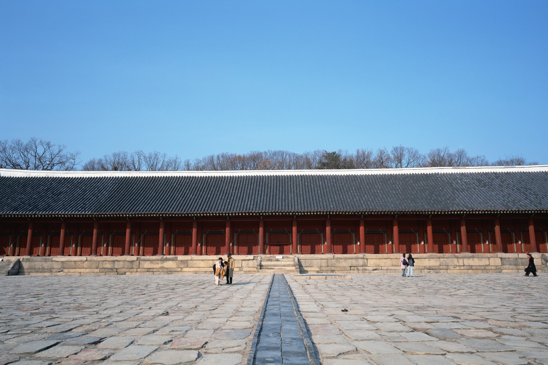 <p>This mausoleum was built in 1394, and the tablets of the Joseon Dynasty's kings and royal family members are enshrined here. At 101m (331.36 ft) long, it is the longest wooden structure among the existing shrines.</p>