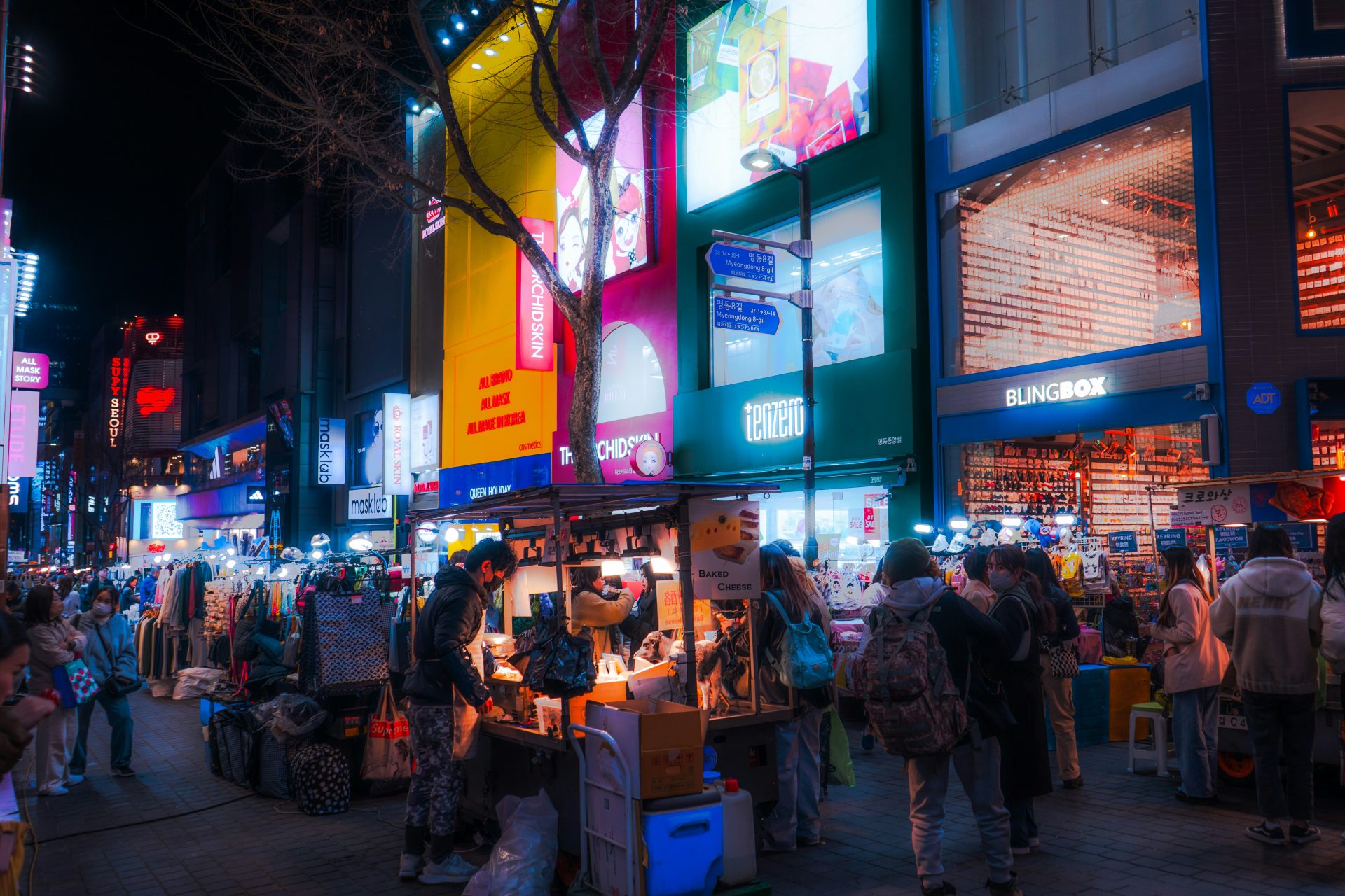 <p>There are many restaurants and cafes, and in the evening, many Korean B-class gourmet food stalls appear on the main street.</p> <p>Image: Nathan Park / Unsplash</p>