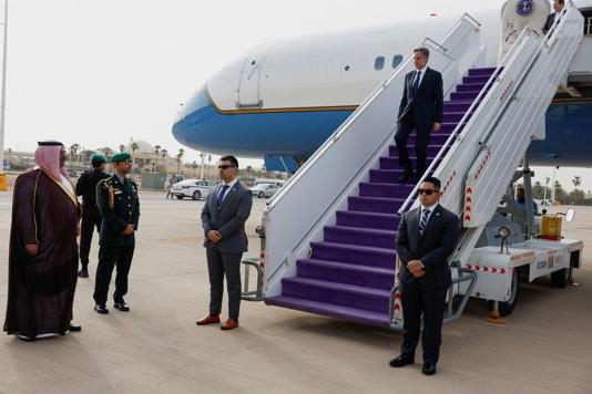 U.S. Secretary of State Antony Blinken deboards an airplane as he visits Saudi Arabia in the latest Gaza diplomacy push, in Riyadh, Saudi Arabia April 29, 2024. REUTERS/Evelyn Hockstein/Pool