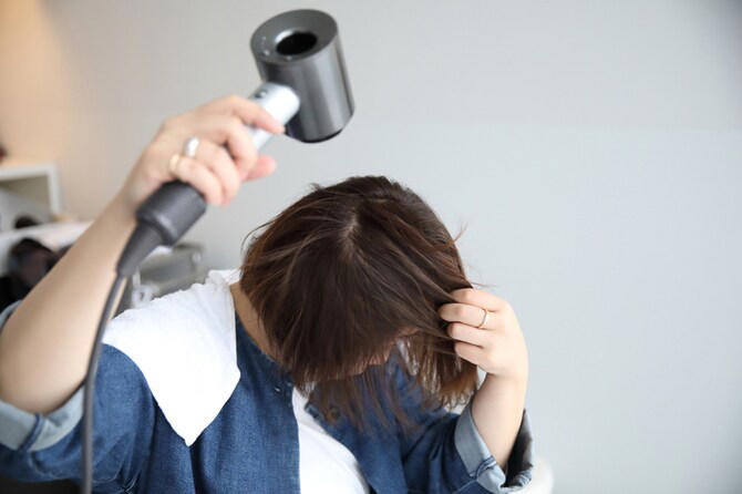 「濡れた髪を素早くハネずに乾かしたい！」美容師が教えるドライヤーだけで髪がきれいにまとまるコツ