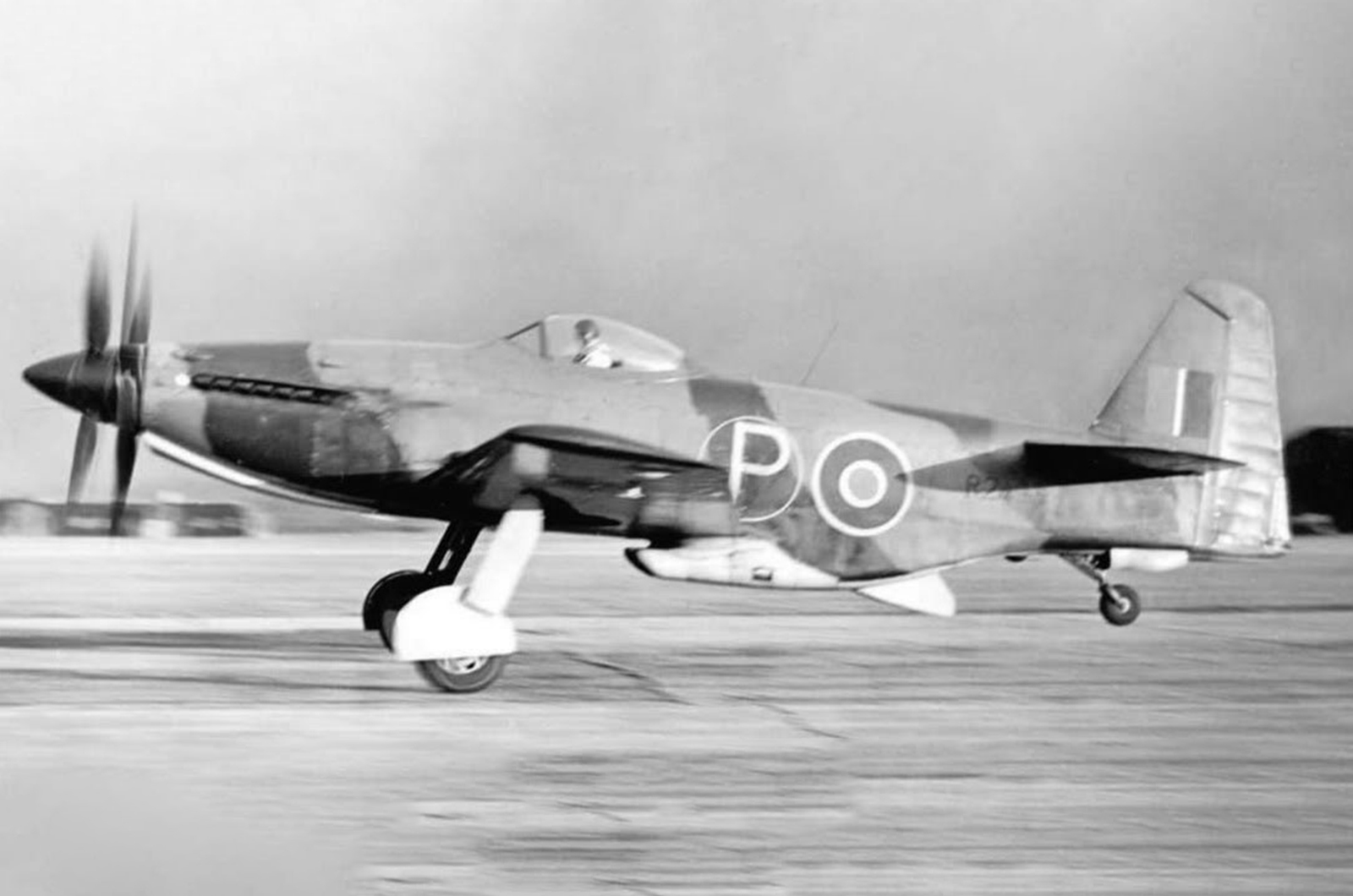 <p>Peut-être le plus grand "might-have-been" allié de la guerre ? Le Martin-Baker M.B.5 britannique a été unanimement loué par ceux qui l'ont piloté pour sa vitesse, son rayon d'action et son taux de montée exceptionnel. La clé de ses formidables performances réside dans ses hélices contrarotatives à deux étages, qui lui permettent de mieux exploiter l'énorme puissance du moteur Rolls-Royce Griffon.</p><p>Une vitesse de pointe supérieure à 724 km/h, le cockpit le mieux conçu pour les pilotes et la facilité d'entretien font partie des nombreux atouts de ce superbe chasseur. Le chasseur polonais <strong>Janusz Żurakowski</strong>, qui a présenté le type en voltige au salon de <strong>Farnborough, </strong>a été totalement impressionné par le M.B.5 et l'a considéré comme supérieur au Spitfire à bien des égards.</p>