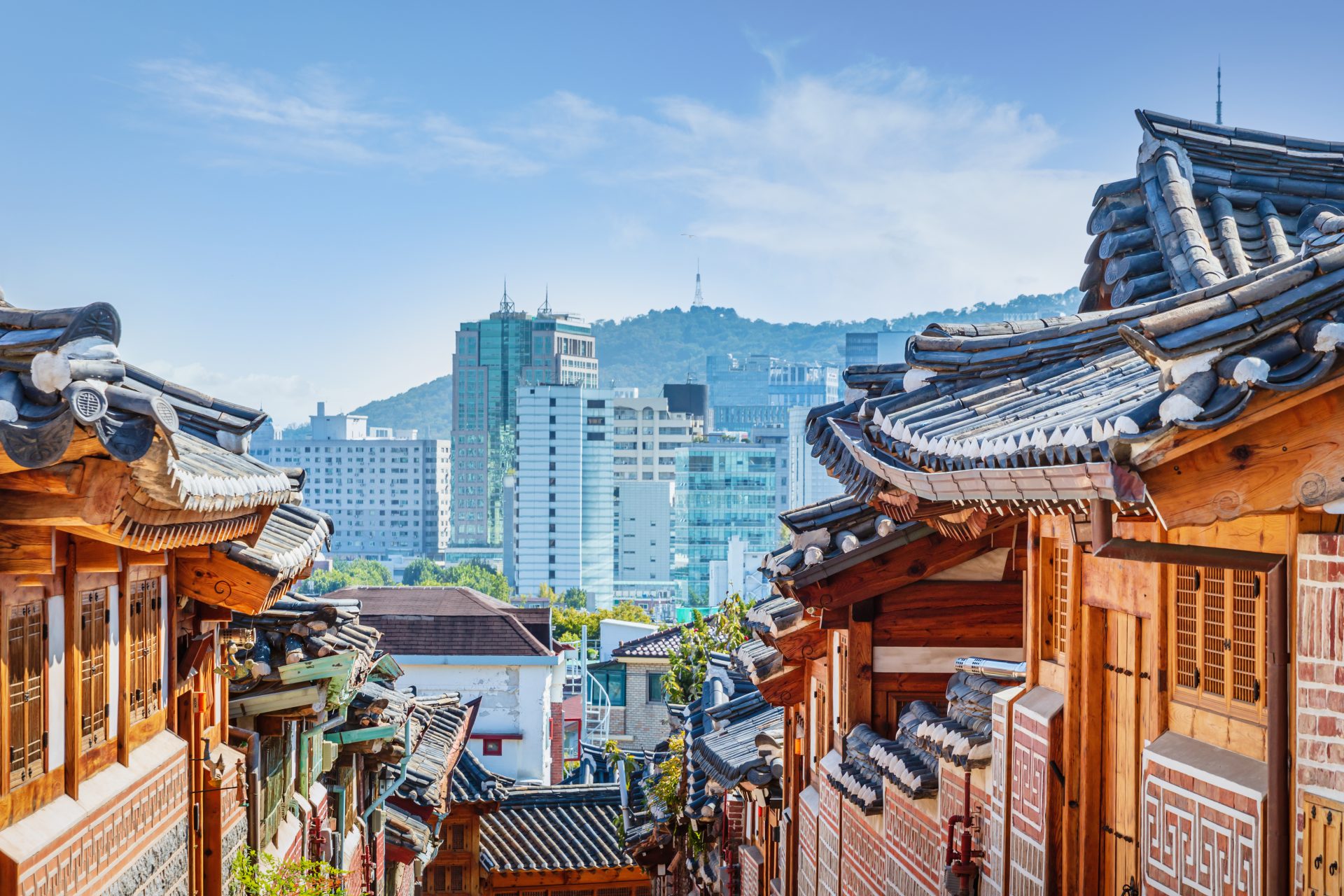 <p>In this village, Hanok, the traditional Korean houses, are clustered on a slope. The royal family and aristocrats of the Joseon Dynasty lived in these Hanok, so the village exudes elegance.</p>