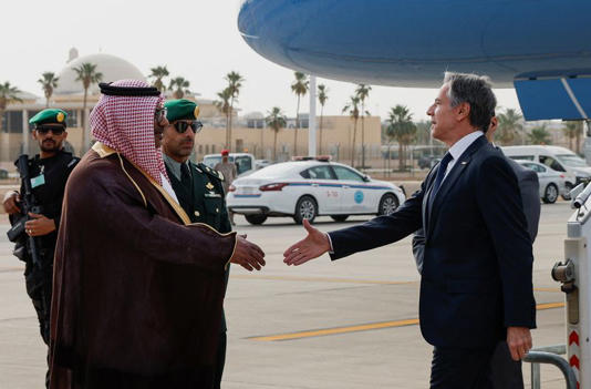 U.S. Secretary of State Antony Blinken is welcomed by Saudi Ministry of Foreign Affairs Director of Protocol Affairs Mohammed Al-Ghamdi as he visits Saudi Arabia in the latest Gaza diplomacy push, in Riyadh, Saudi Arabia April 29, 2024. REUTERS/Evelyn Hockstein/Pool
