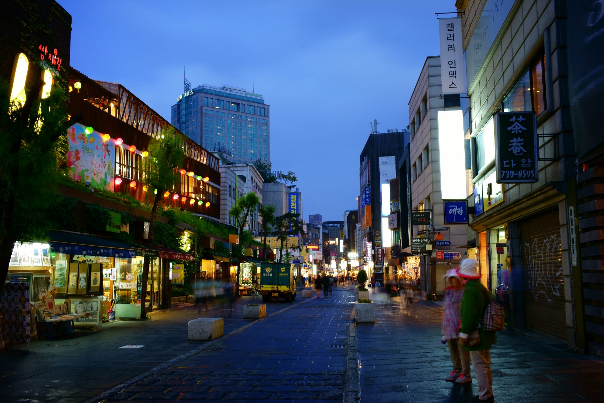 <p>In this area of Seoul, you can feel the atmosphere of 'good old Korea', with shops selling antiques, old art, ceramics, galleries, and traditional crafts. On Sundays, it becomes a pedestrian paradise with a flea market.</p>
