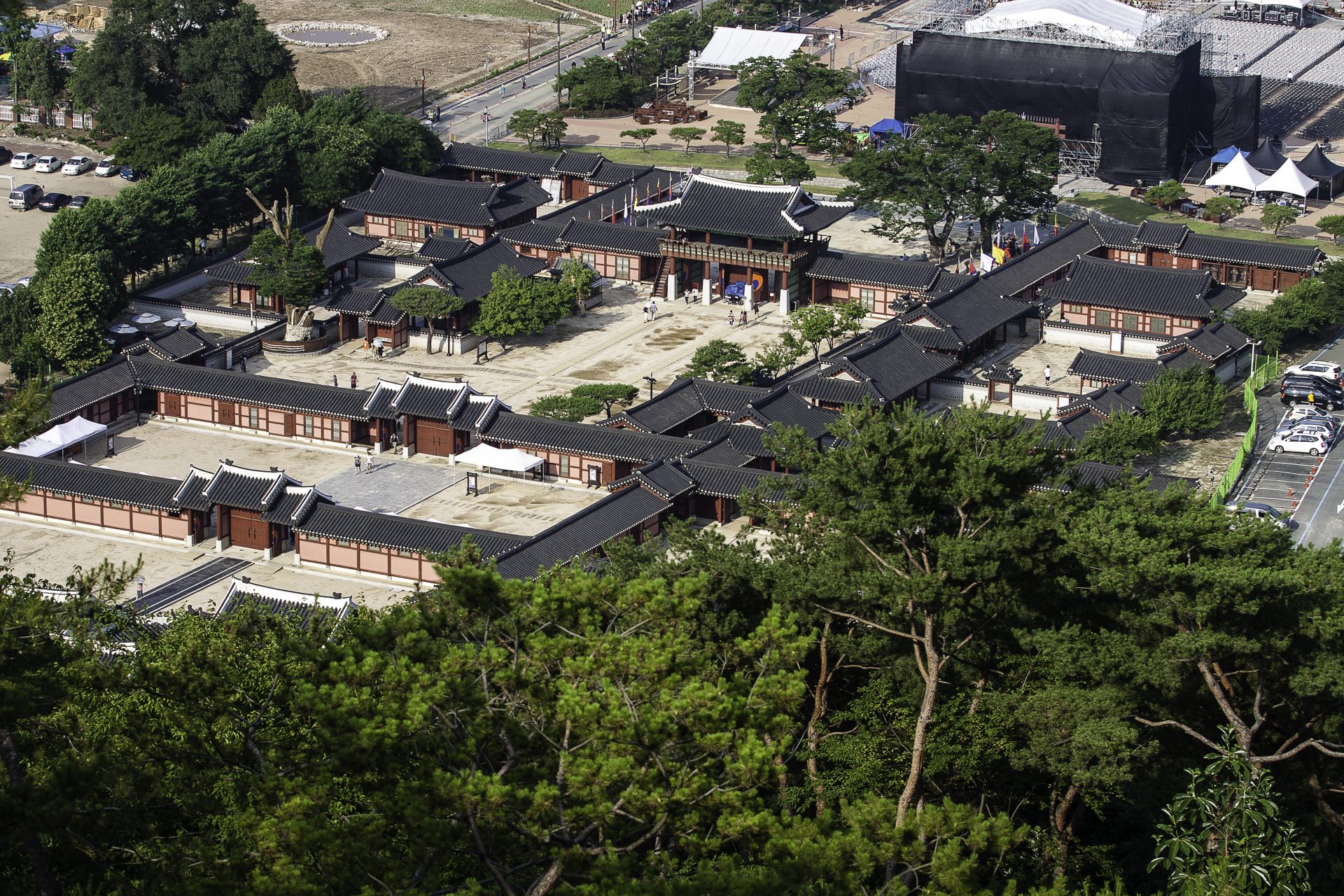 <p>Although it was a temporary palace for the king within the Suwon Hwaseong Fortress, the castle was built as a formal palace. It was large and frequently used. Since then, it has been a filming location for several dramas and movies. In the surrounding area, there are many trendy cafes and general stores.</p>