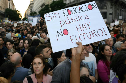 Centenas de pessoas participam de passeata em protesto contra o ajuste orçamentário nas universidades públicas em Buenos Aires, em 23 de abril de 2024