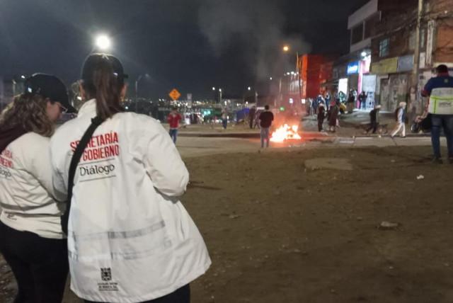 en vivo | protestas en bogotá en la noche de este 28 de abril: moto de la policía fue quemada en usme