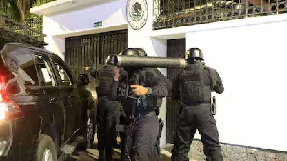 abogados mexicanos ha presentado una denuncia ante la (fgr) en contra del presidente de ecuador