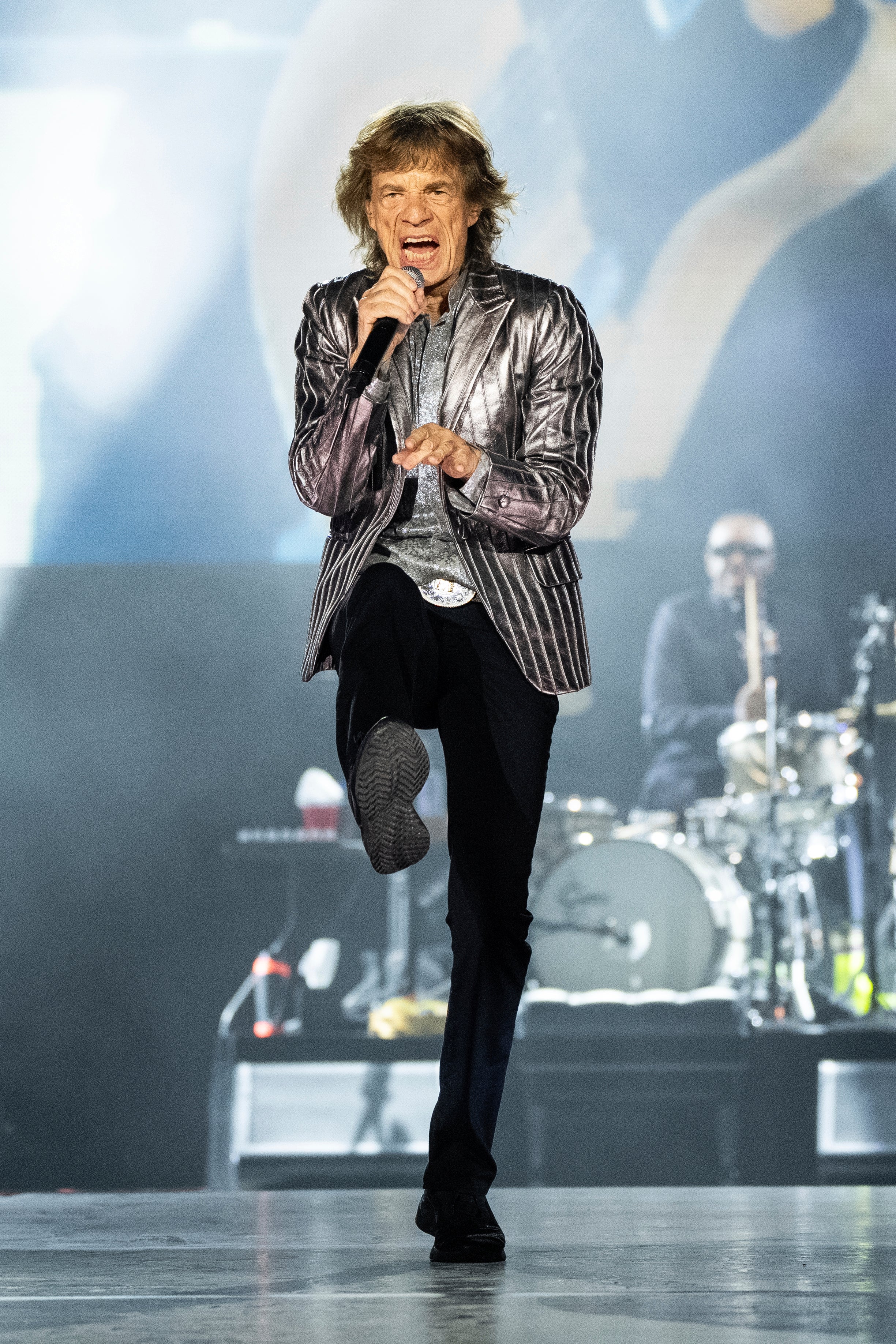 start ’em up! rolling stones kick off their us tour with vibrant two-hour show in houston
