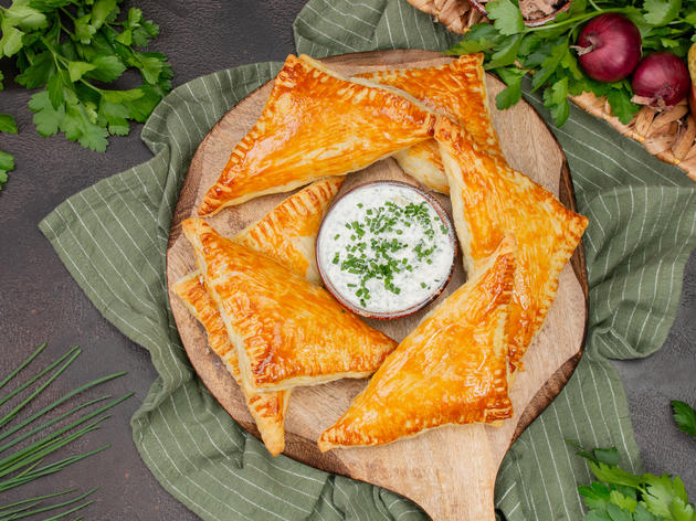 Einfache Thunfisch-Blätterteigtaschen bringen die Herzen aller Snack ...