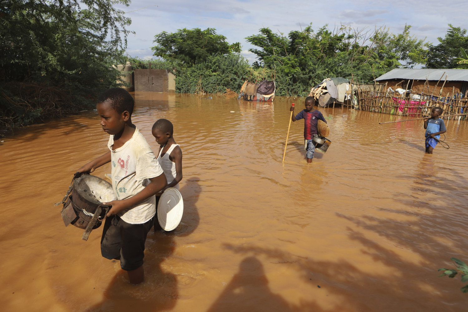 dæmning kollapser i kenya: mindst 42 mister livet