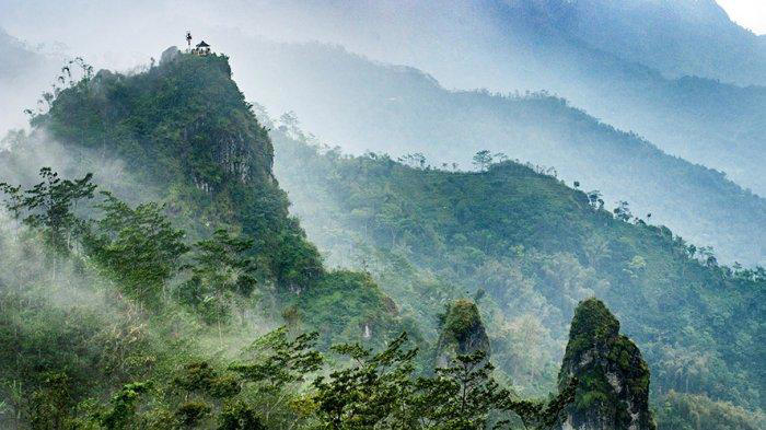 Pemandangan di Puncak Suroloyo, Kulon Progo