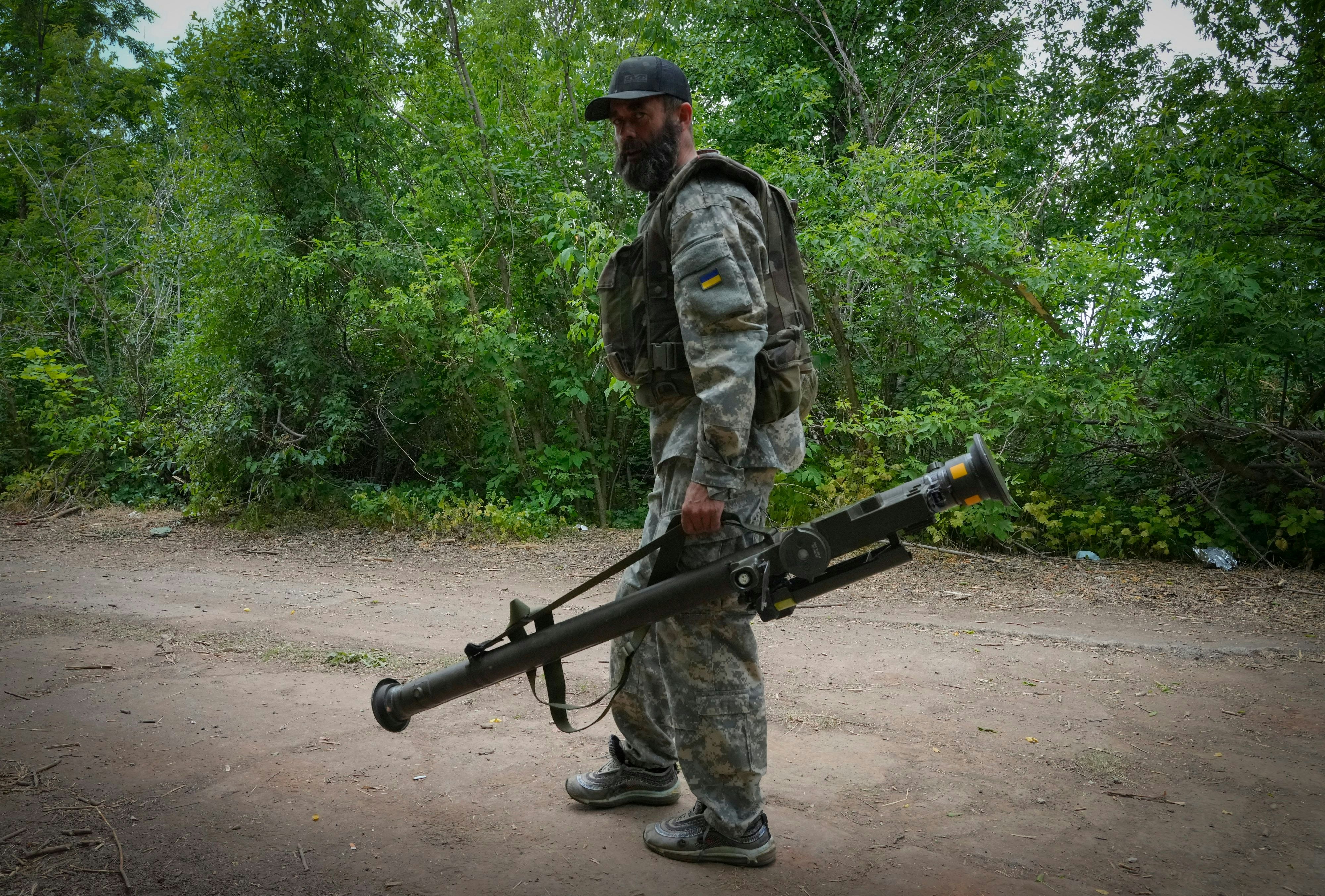 „steppenwölfe“ kennen keine altersgrenze: „opa“ olex führt ukrainische rentnereinheit gegen putins truppen den kampf