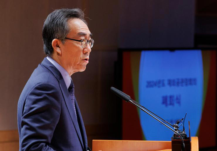 Foreign Minister Cho Tae-yul makes closing speech at a conference of Korea’s overseas diplomatic mission chiefs at the Ministry of Foreign Affairs headquarters in Seoul, Friday. Yonhap