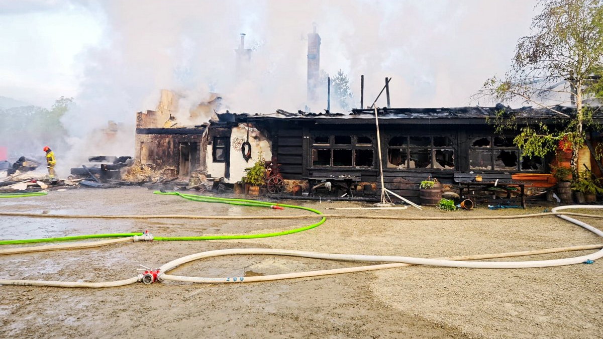 pożar strawił hotel w bieszczadach. strażacy znaleźli zwęglone zwłoki