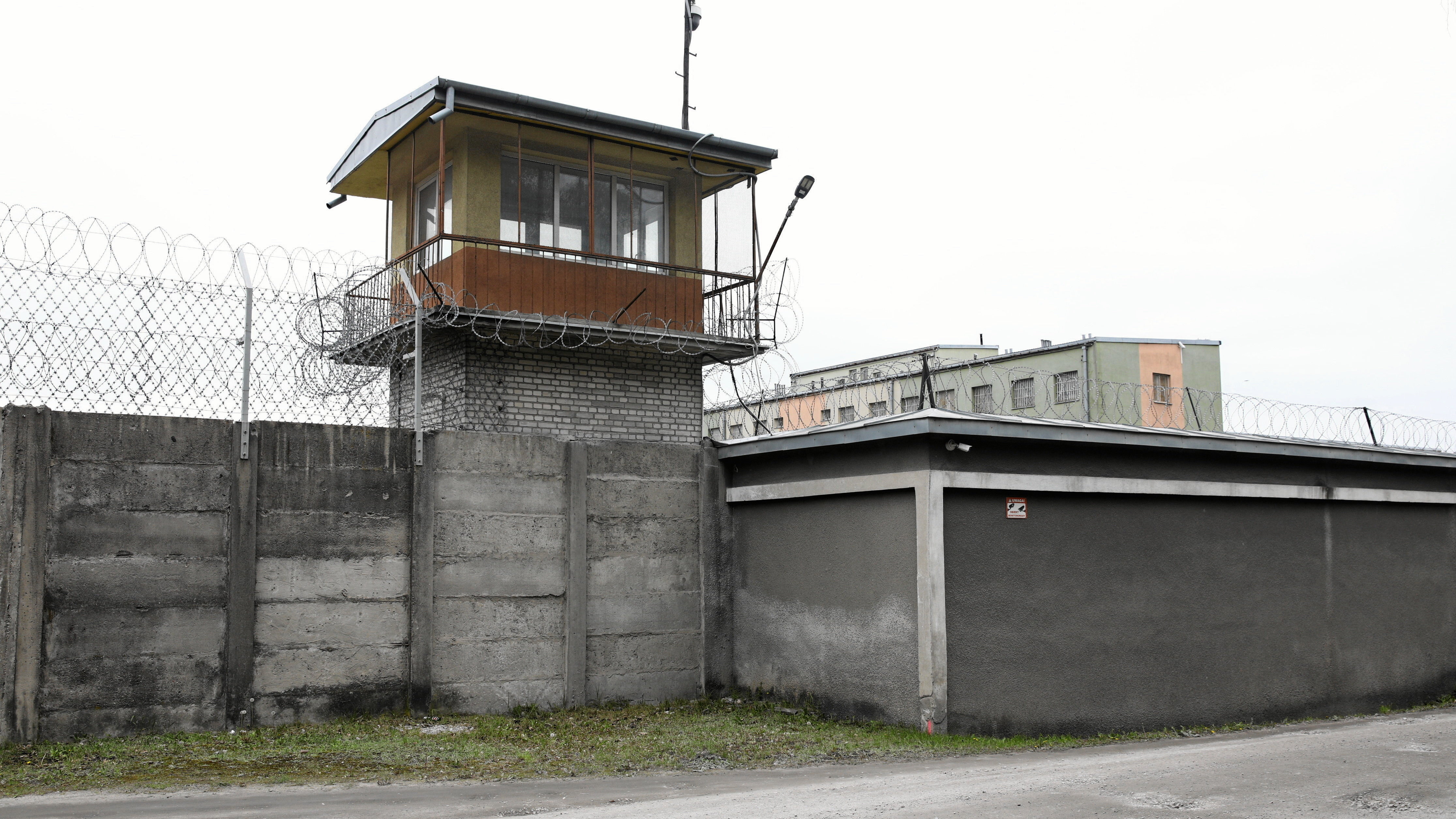 wybuchy i śpiewy pod więziennym murem. koszmar mieszkańców białołęki