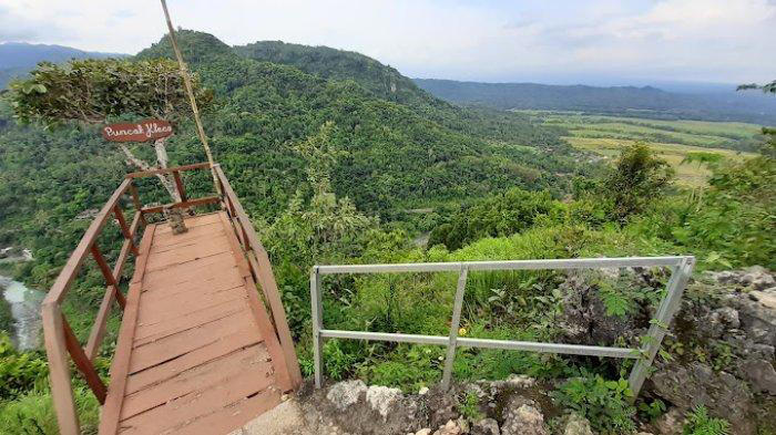 Pemandangan di Puncak Kleco, Kulon Progo