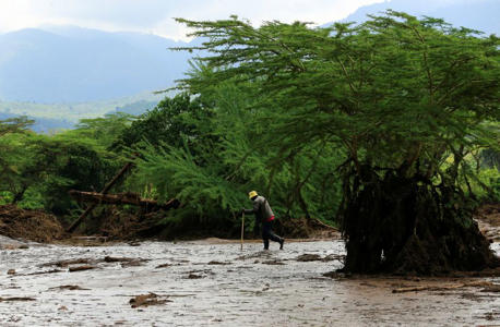 Flash floods, landslide kill at least 45 in central Kenya<br><br>