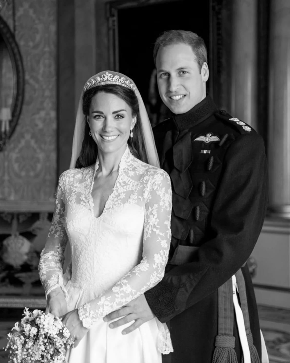 πρίγκιπας γουίλιαμ και κέιτ μίντλετον: η άγνωστη φωτογραφία από τον γάμο τους - αφορμή η 13η επέτειός τους