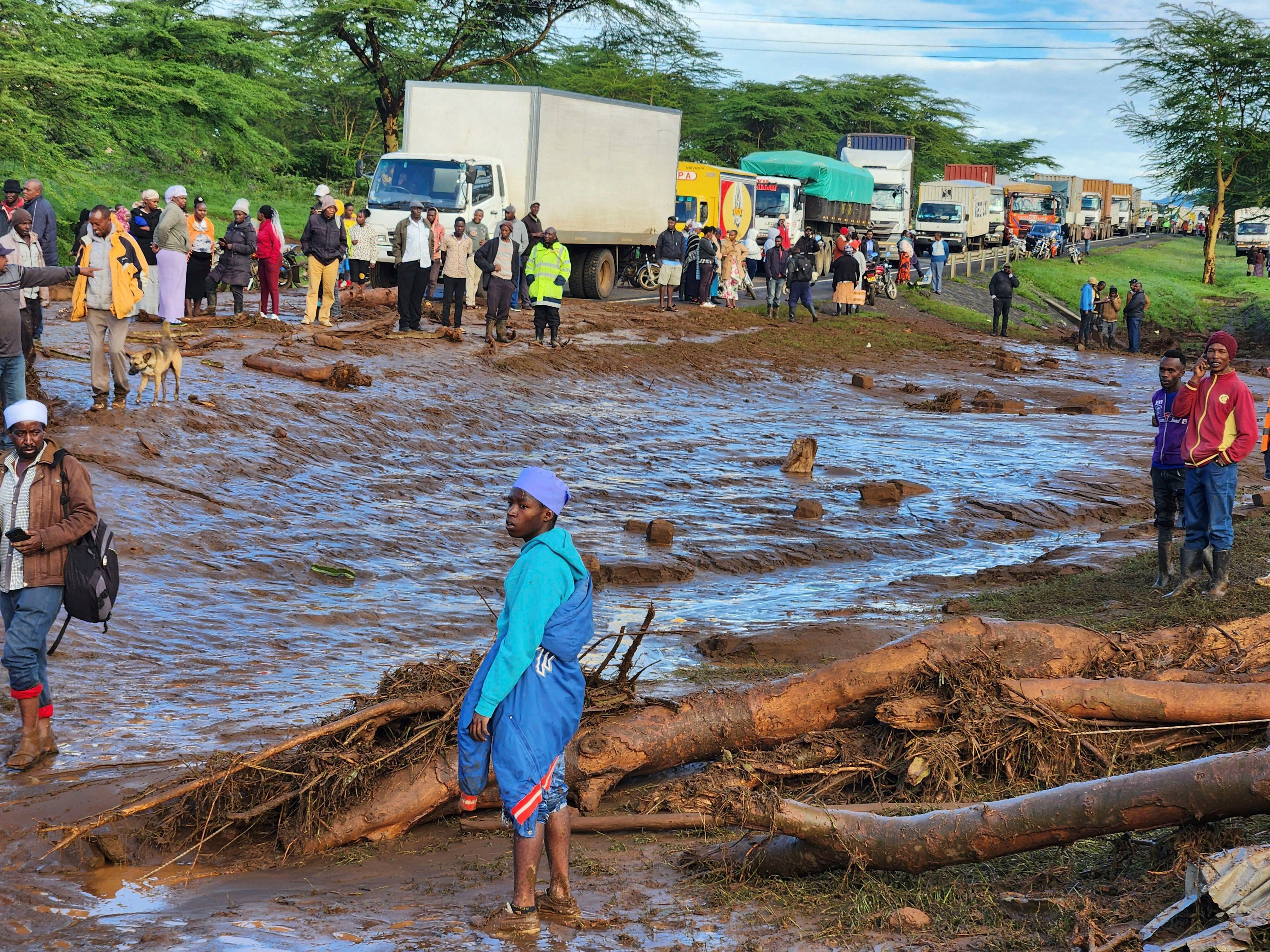 colapso de presa en kenia mata a 40 personas; destruye casas y carreteras