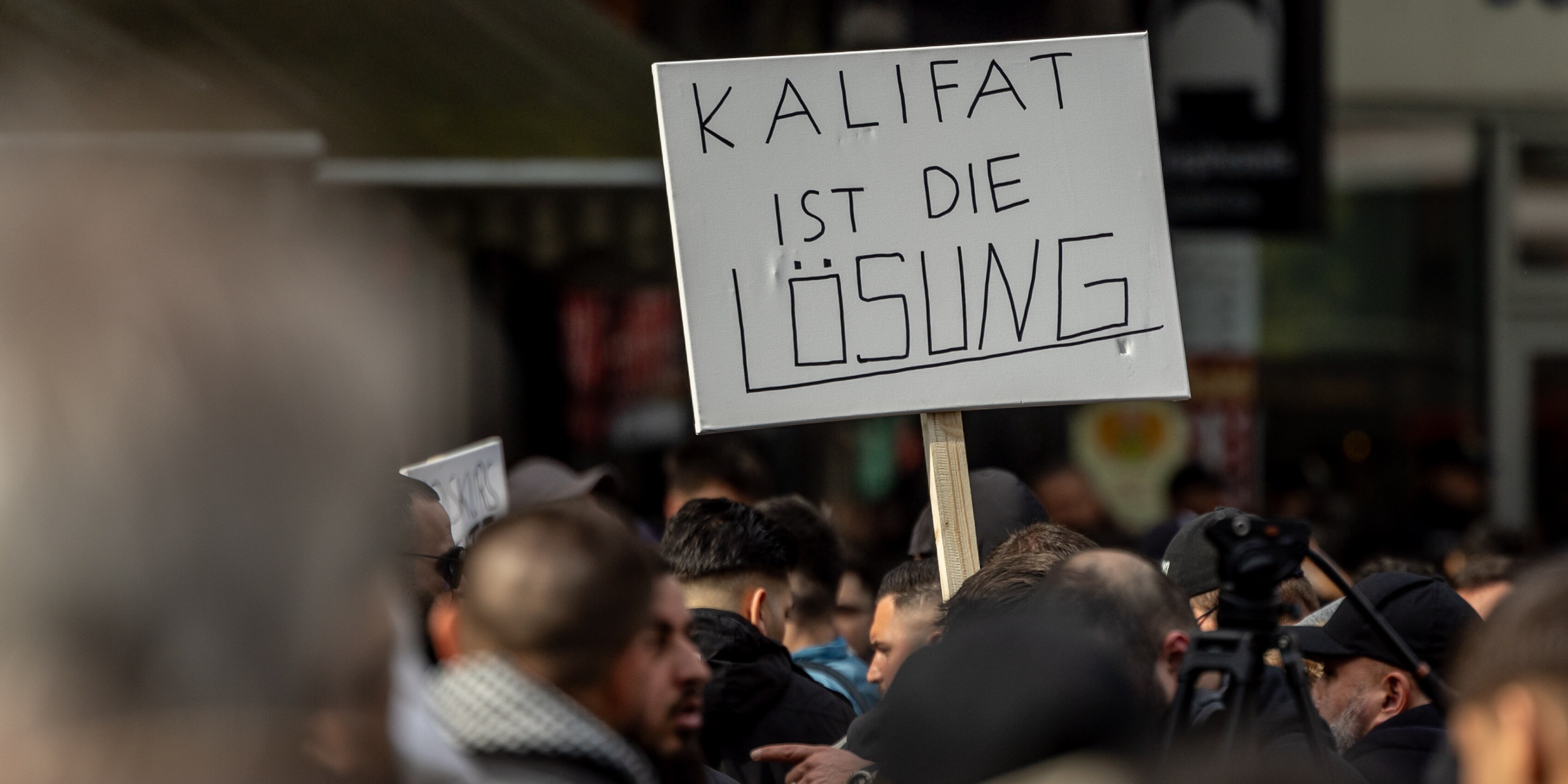 radikale muslime - demonstrationen für ein „kalifat“ in deutschland - ein spiel mit dem feuer
