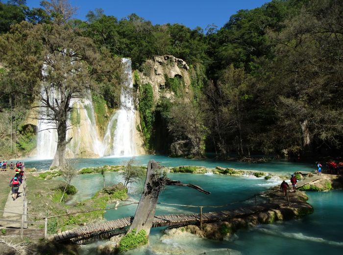 el paraíso natural que atraviesa 5 estados de méxico y enamora con sus cascadas de color turquesa