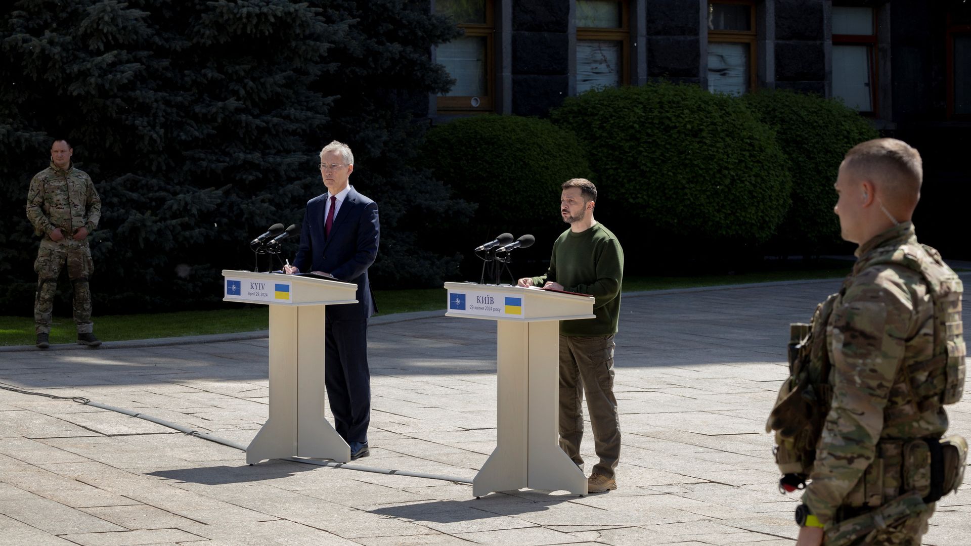 Ukraine-Krieg: Jens Stoltenberg Verspricht Ukraine Waffenlieferungen ...