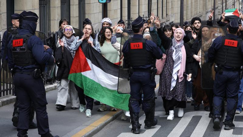 paris : intervention de la police dans la sorbonne pour évacuer des militants pro-palestiniens