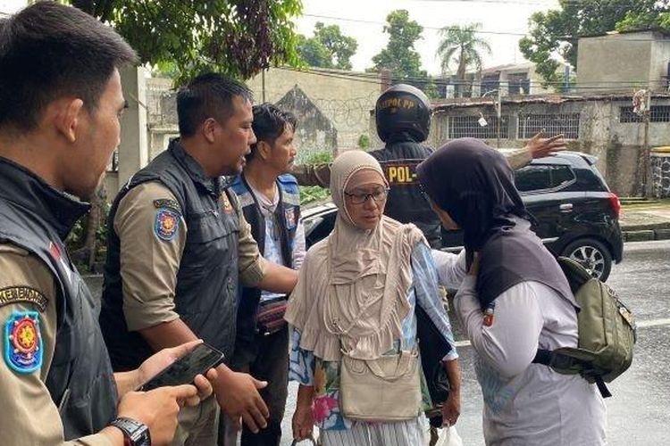 Terindikasi Gangguan Jiwa, Emak-emak Yang Viral Minta Sedekah Disebut ...