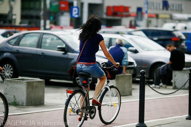 czy można jeździć rowerem po chodniku? prawo mówi jasno, a wiele osób wciąż o tym nie wie