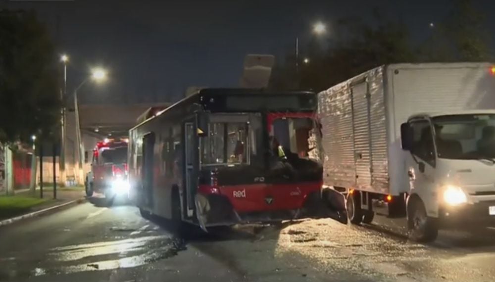 bus red choca contra barreras y termina volcado en plena vía en cerrillos: conductor resultó con lesiones